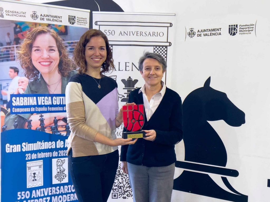 María Ángeles Vidal directora gerente de la FDM entregando un recuerdo de su participación en el 550 aniversario a la campeona de España Sabrina Vega.