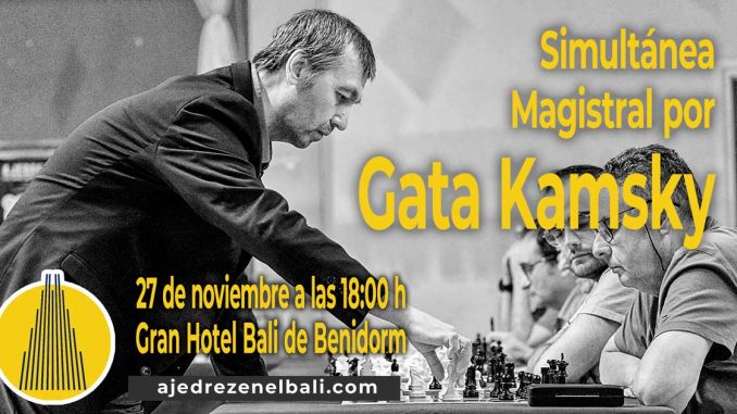 Gata Kamsky en una partida simultánea de ajedrez