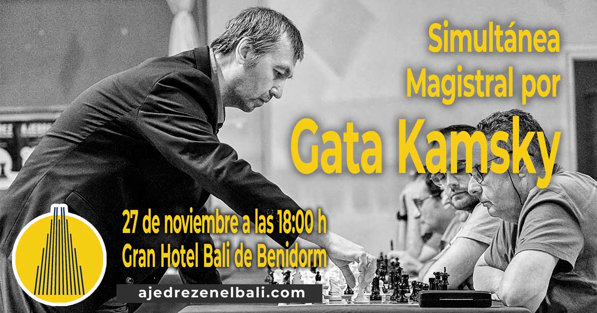 Gata Kamsky en una partida simultánea de ajedrez